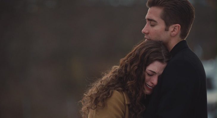 Escena de la película amor y otras adicciones, pareja de novios abrazados llorando 