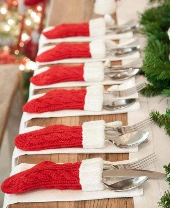Calcetines navideños donde se guardan los cubiertos 