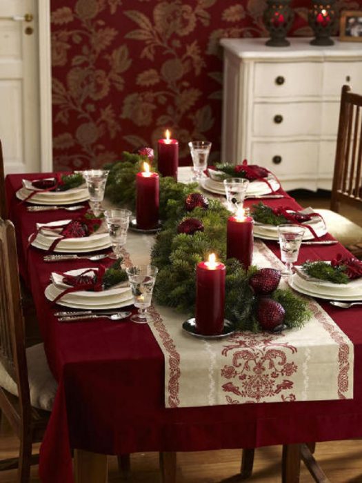 Decoración de mesa con velas en color rojo 