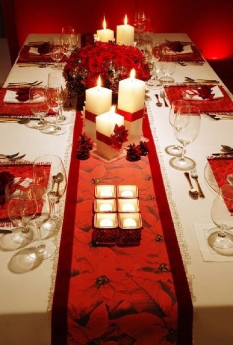 Decoración de mesas con velas y mantel rojo
