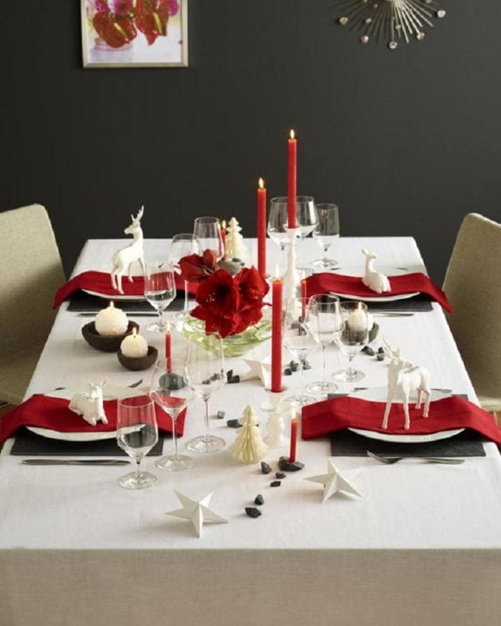 Decoración de mesa en color rojo con blanco 
