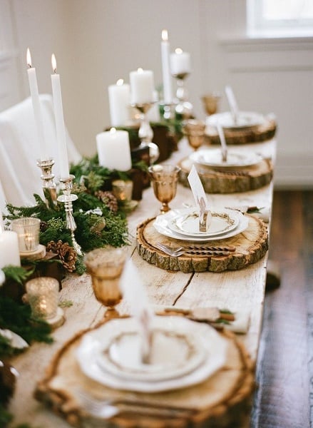 Decoración de mesas con platos sobre un trozo de tronco 
