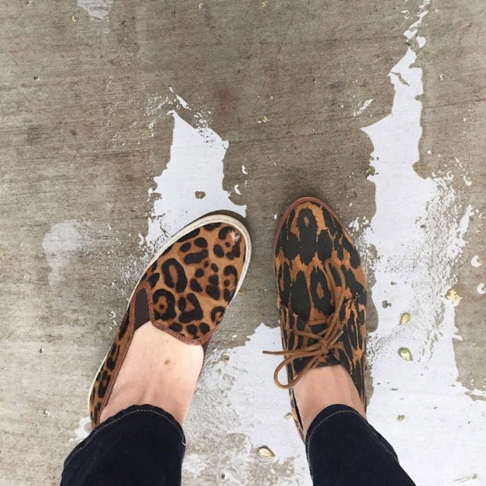 Chica usando unos zapatos de leopardo diferentes 