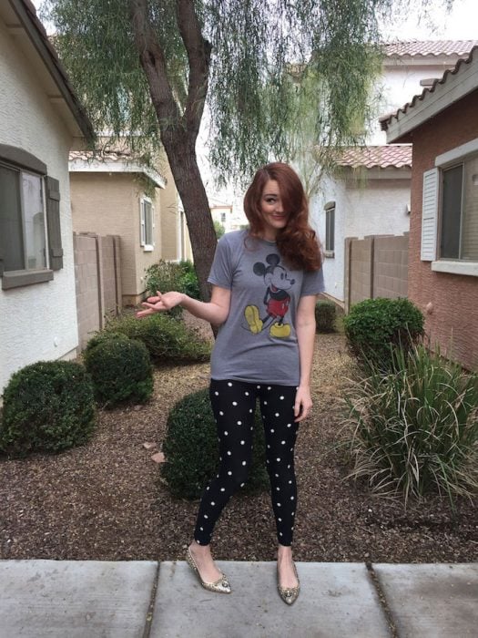 Chica usando unos leggins con puntos y una camisa de mickey mouse 