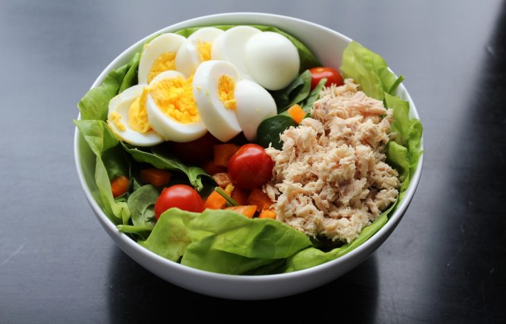 Plato de atún con huevo y verduras