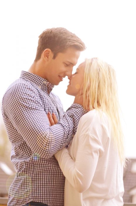 Pareja de novios besándose 