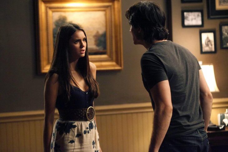 Escena de la serie the vampire diares elena y damon peleando 