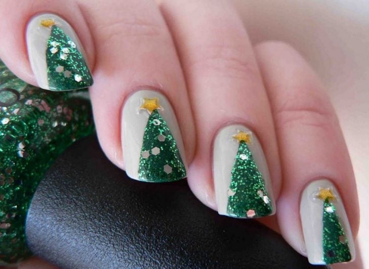 Decoración de uñas navideñas con pinos en color verde 