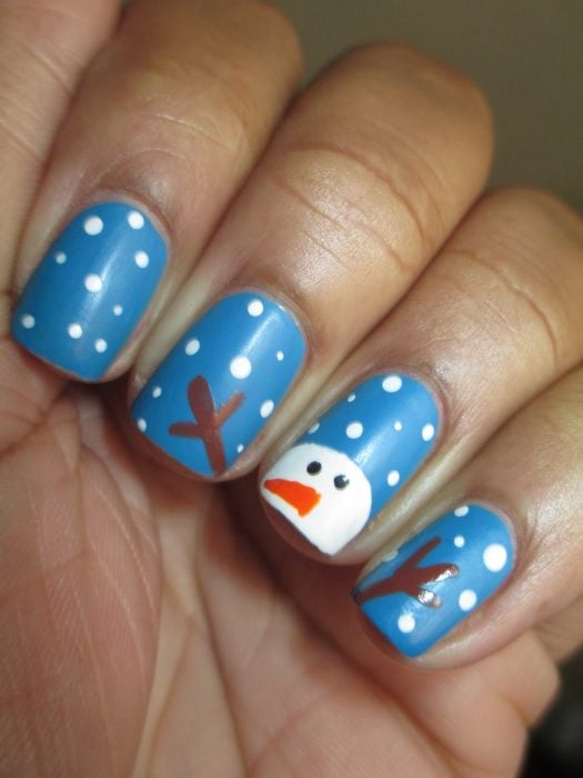 Diseño de uñas navideñas con monos de nieve y nieve 