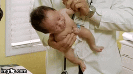 Gif doctor mostrando tecnica para que un bebé deje de llorar 