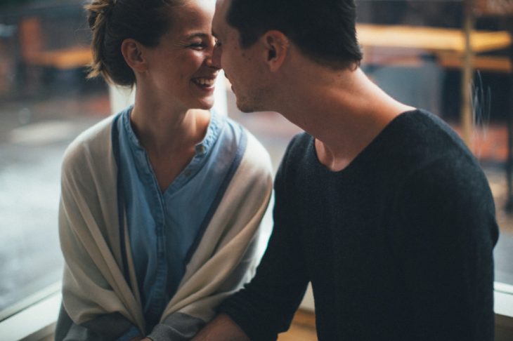 Pareja de novios sonriendo 