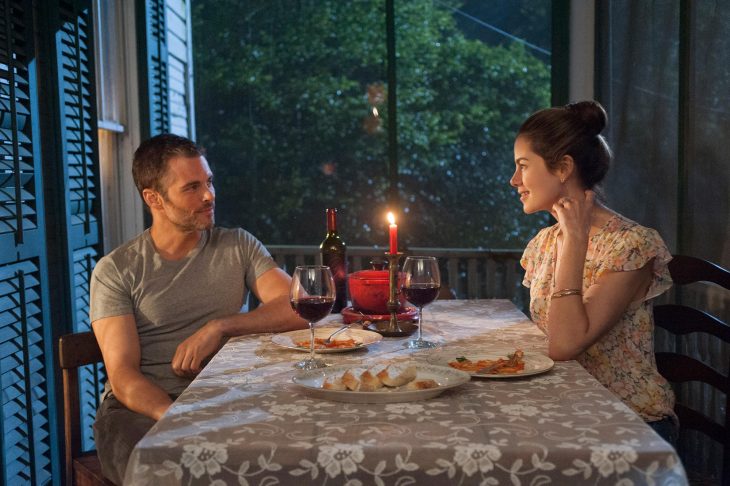 Escena de la película el viaje más largo de nicholas sparks. Pareja cenando en un porche 