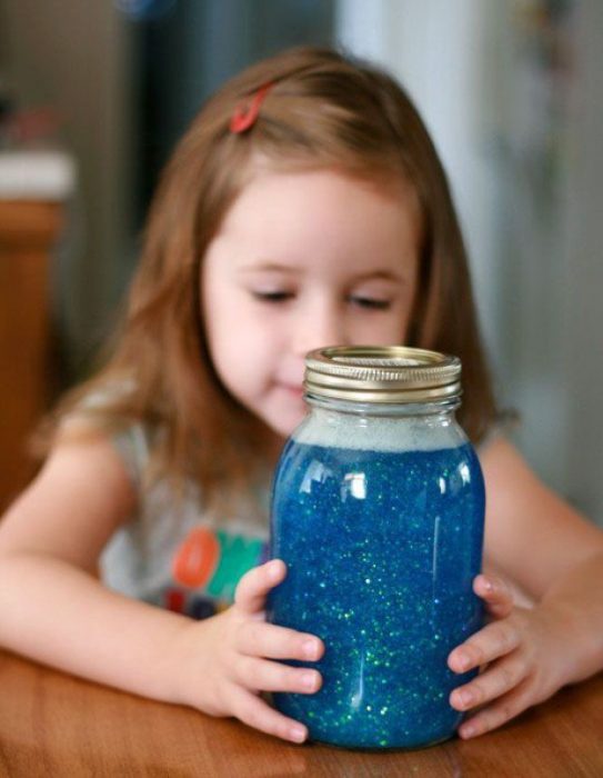 niña con un frasco con brillantina