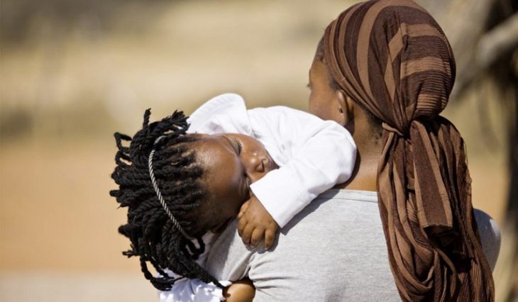 mujer y beb+e africanas vistas de espalda
