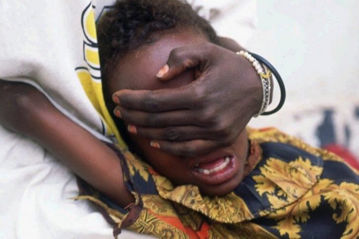 niña africana con los ojos cubiertos