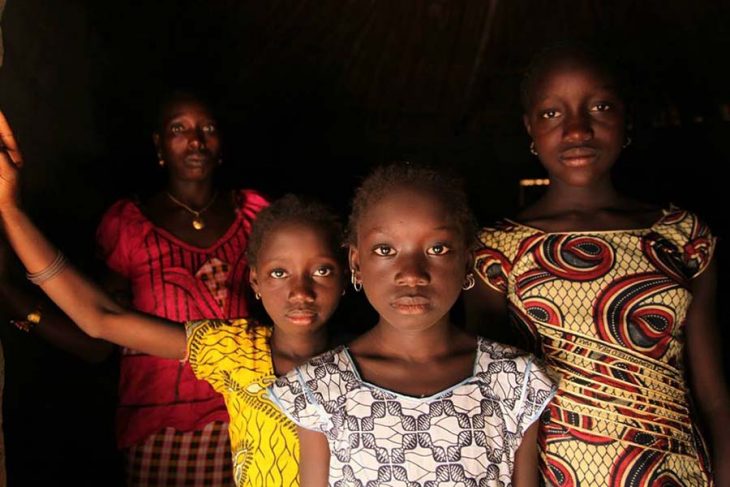 niñas africanas Gambia mutilación genital