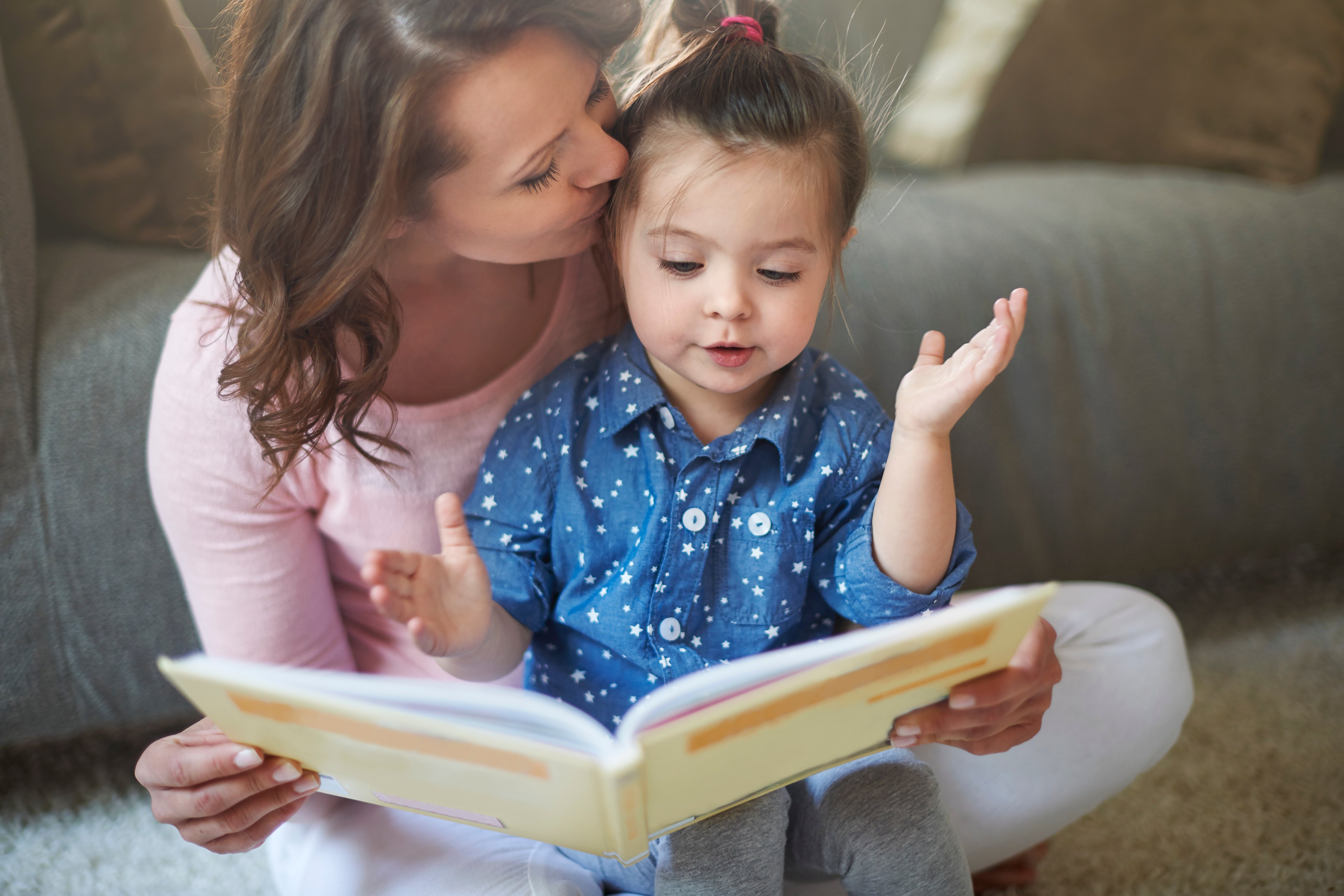 Мама учит читать. Ребенок. Дети читают. Речь ребенка. Ребенок рассказывает.