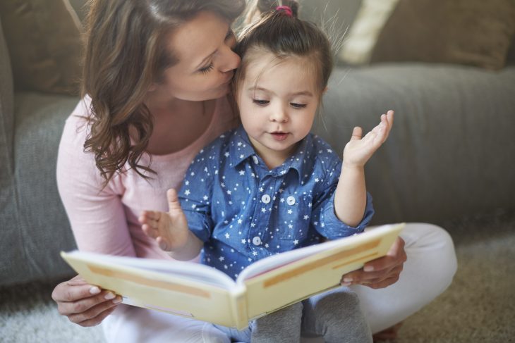 Madre e hija leyendo 