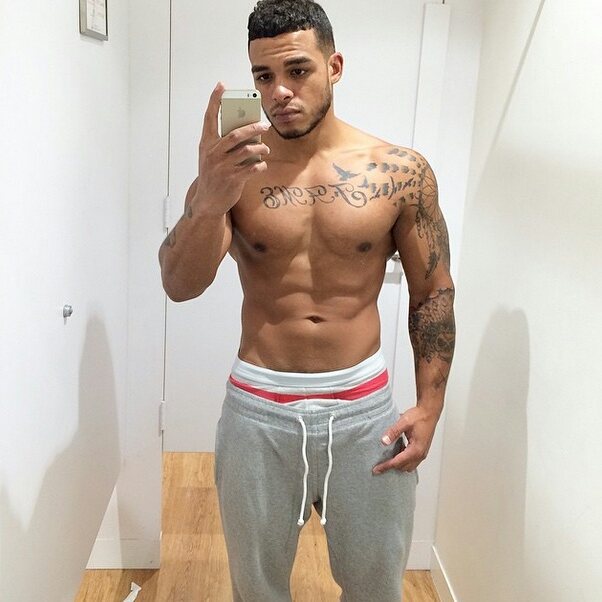 Los 20 Hombres en pants de color gris más sexys y guapos