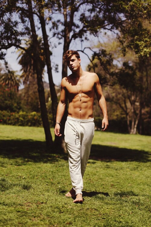 Los 20 Hombres en pants de color gris más sexys y guapos