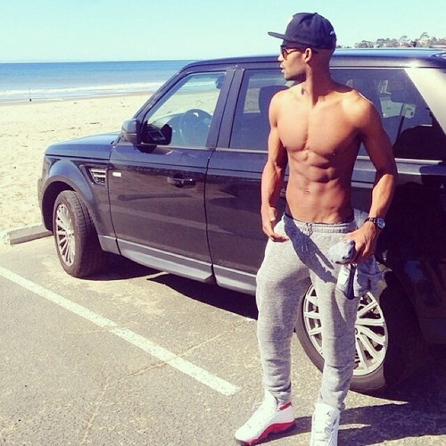Los 20 Hombres en pants de color gris más sexys y guapos