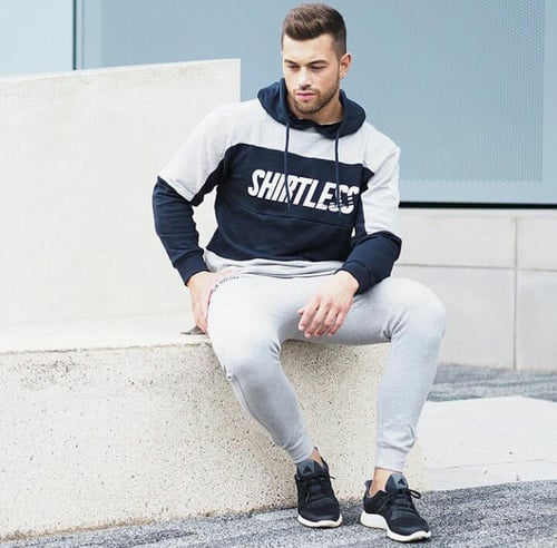 hombres en chandal