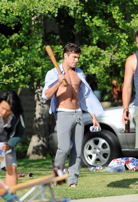 Zac Efron con un pants gris 