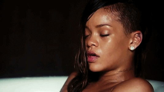 GIF Rihanna sudando 