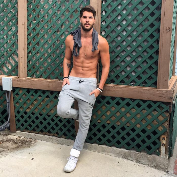 Nick Bateman con pants gris 