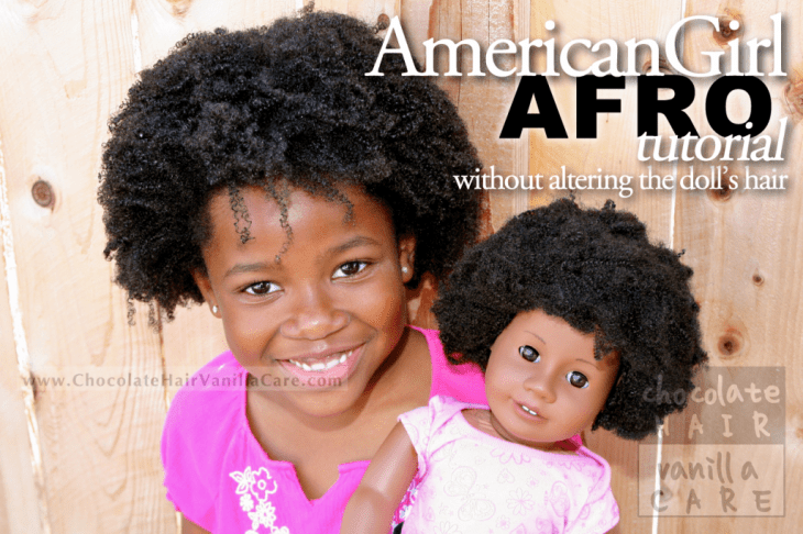 Niña junto a su muñeca de cabello afro jugando 