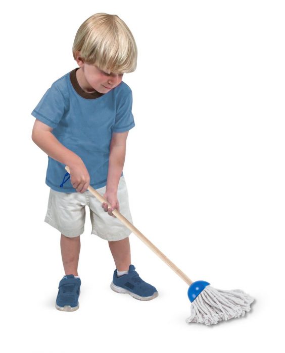 Niño jugando con una jerga para limpiar 