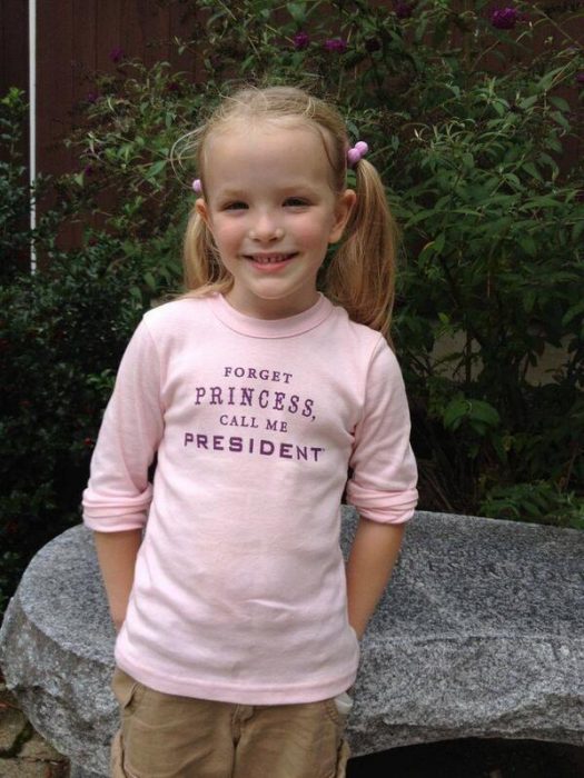 Niña usando una camisa que dice que quiere ser presidenta 