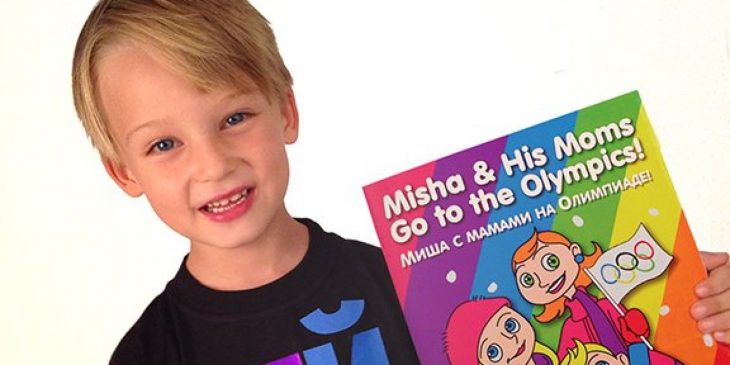 Niño sosteniendo un libro para colorear donde hay dibujos de parejas del mismo sexo 