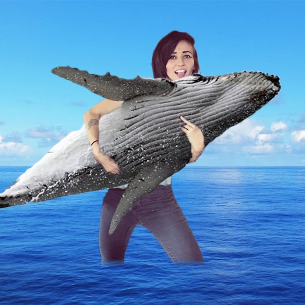 Chica sosteniendo a una ballena 