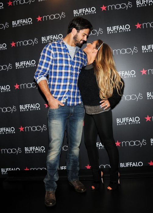 Eric Decker's y su esposa Jessie James Decker besándose 