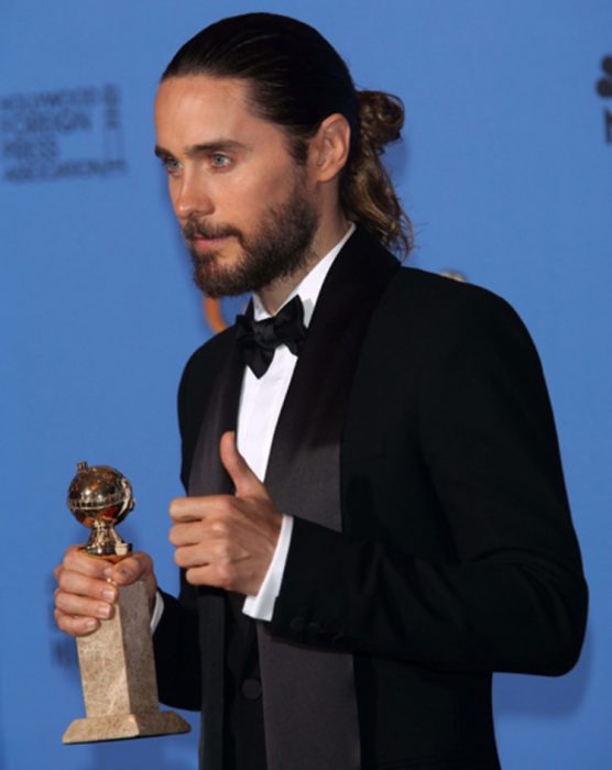 Jared Leto con traje y bun 