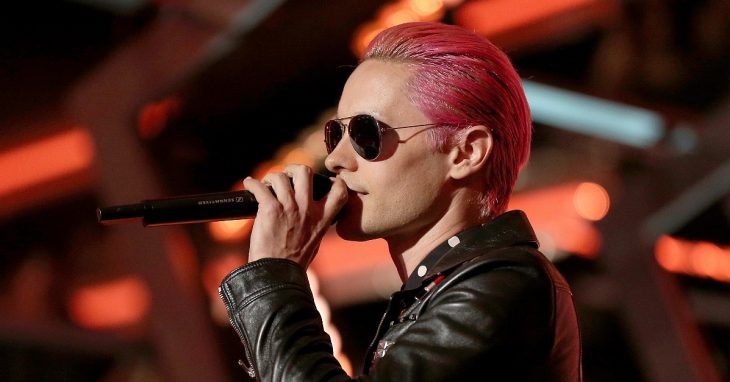 Jared Leto con el cabello rosa