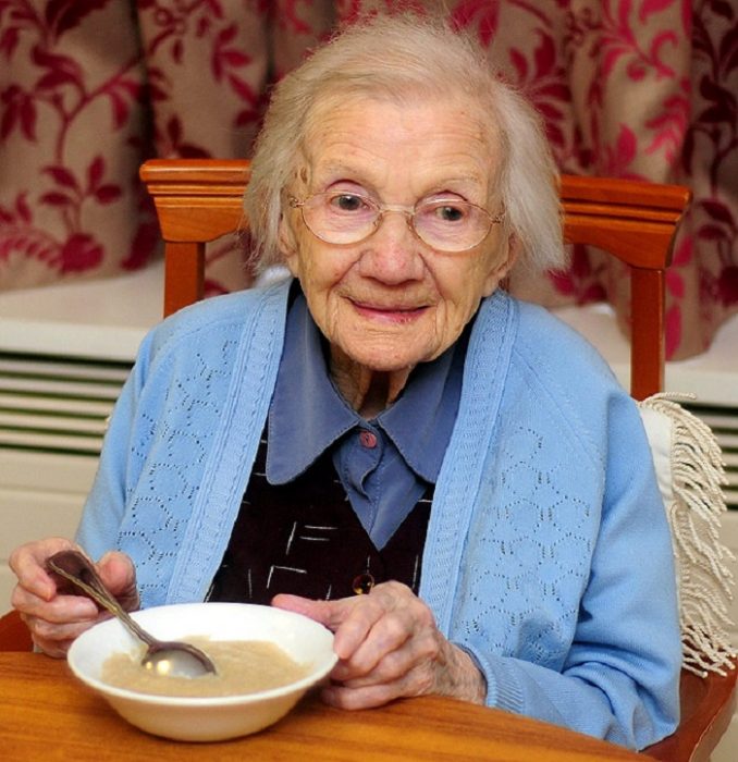 Jessie Gallan comiendo avena