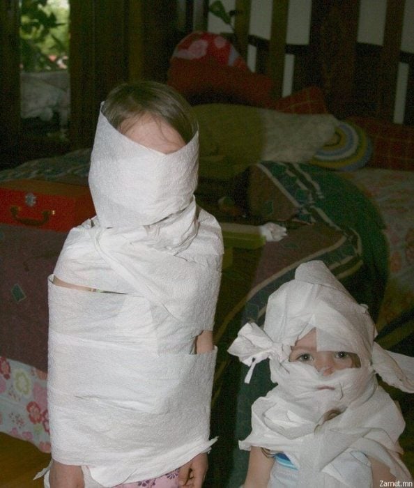 Niños envueltos en papel higiénico 