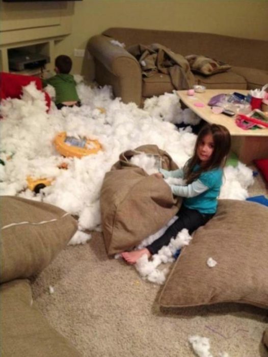 Niños con la sala destruida 