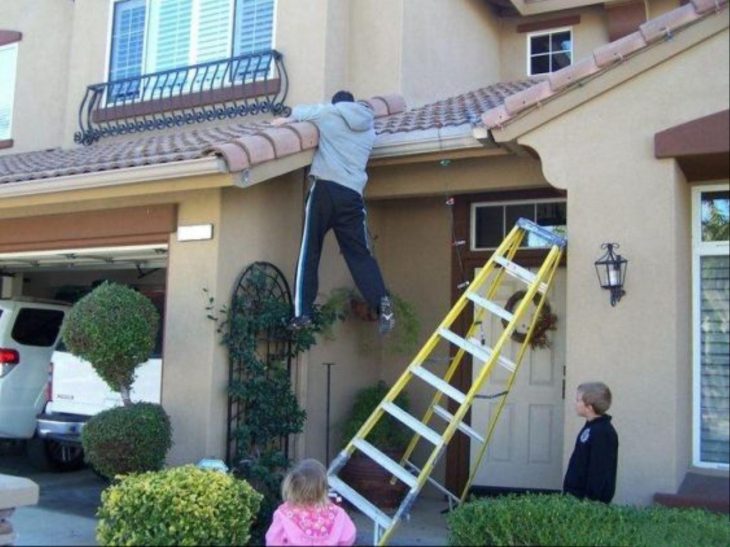 Hombre sujetado del techo porque su escalera se callo 