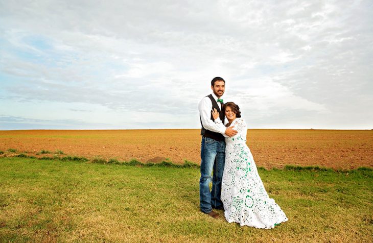 Novio abrazando a su novia el día de la boda 