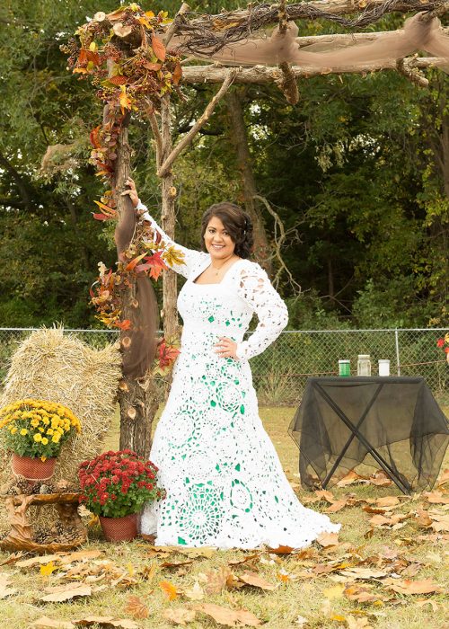 Chica usando un vestido de novia que ella misma tejió 