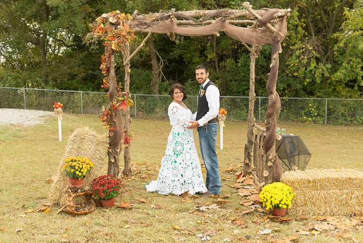 Pareja de novios tomados de las manos frente al altar