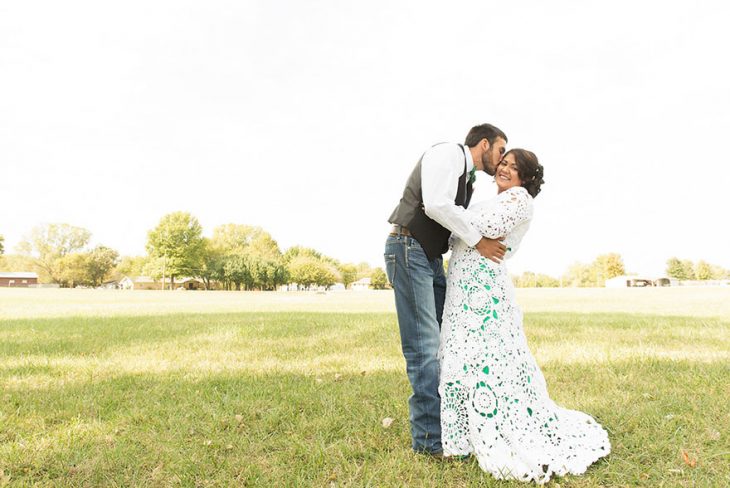 hombre besando a su novia que confecciono su propio vestido 