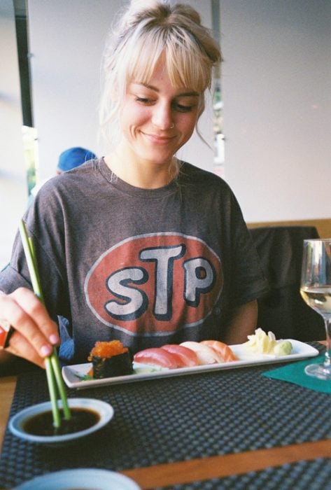 Chica comiendo sushi 
