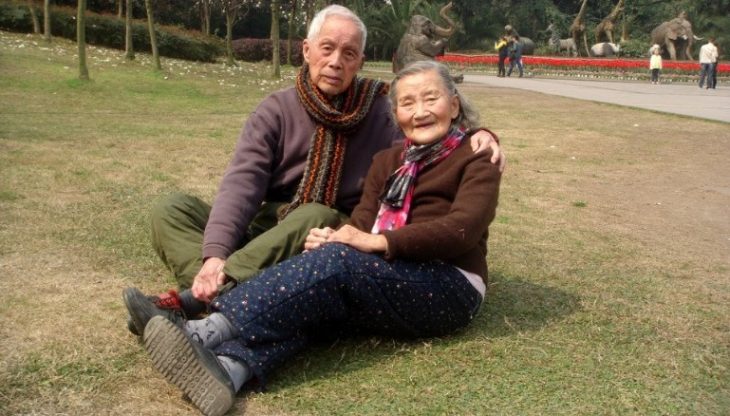 Cao Yuehua y Wang Deyi en el parque