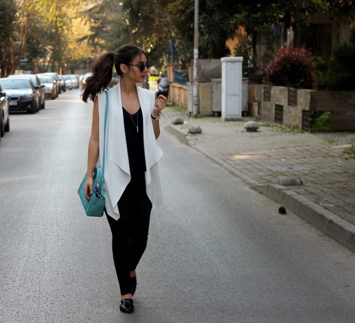 Chica usando unas flats caminando por la calle
