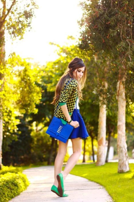 Chica usando una falda con flats en color verde