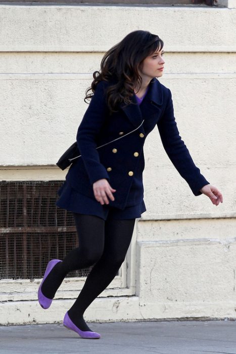 Zoey deschanel corriendo mientras usa flats 